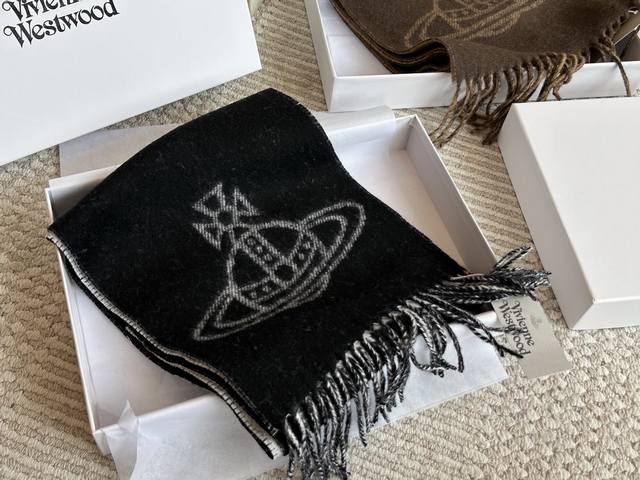 西太后 秋冬羊毛围巾好看又实用 西太后 秋冬羊毛围巾 三位数就可以拥有大土星Logo的快乐,100% 羊毛真的是很合适了. 今年灰白色黑灰色的双面真的是Yyds 西太后 秋冬羊毛围巾好看又实用 西太后 秋冬羊毛围巾 三位数就可以拥有大土星Logo的快乐,100% 羊毛真的是很合适了. 今年灰白色黑灰色的双面真的是Yyds