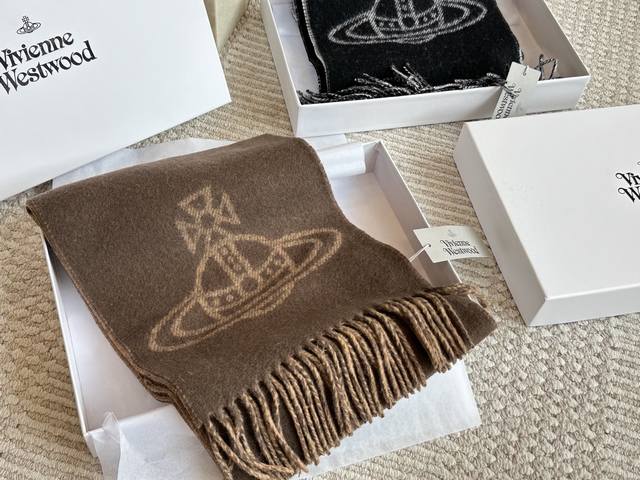 西太后 秋冬羊毛围巾好看又实用 西太后 秋冬羊毛围巾 三位数就可以拥有大土星Logo的快乐，100% 羊毛真的是很合适了. 今年灰白色黑灰色的双面真的是Yyds