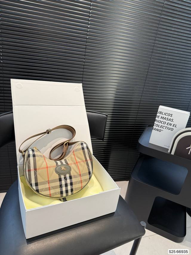 配折叠盒子 巴宝莉腋下月牙包 怎么会有这么好看的包包 新款的月牙包,选用绗缝尼龙混纺面料打造 非常的轻便好打理斜挎可腋下背,打造不同风格哟,超爱这款包型,时尚又 配折叠盒子 巴宝莉腋下月牙包 怎么会有这么好看的包包 新款的月牙包,选用绗缝尼龙混纺面料打造 非常的轻便好打理斜挎可腋下背,打造不同风格哟,超爱这款包型,时尚又