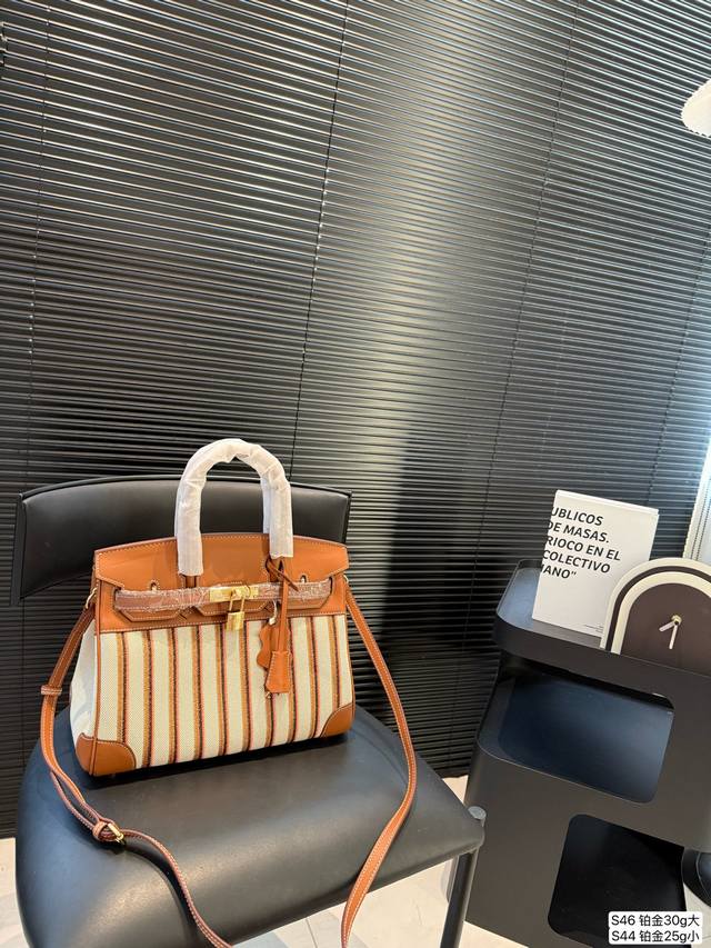 大号 小号 Hermes 爱马仕铂金 Birkin经典条纹设计，帆布拼皮，超级抢眼手提更显优雅。 容量可观，能满足日常通勤、旅游等场景需求，可轻松容纳常用物品。