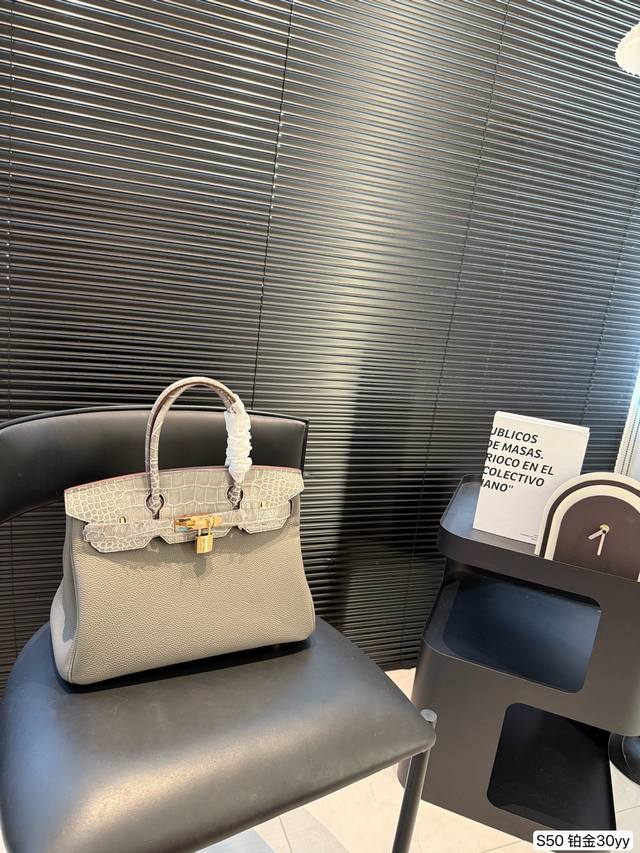 爱马仕铂金Rock 又酷又美的包 真的太百搭 容量还超大 包型真的超A潮酷通勤两不误 尺寸：30 24 货号铂金30