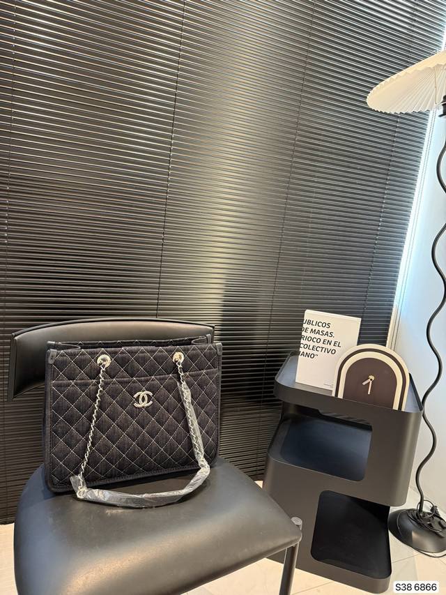 香奈儿牛仔托特 经典的牛仔搭配做旧的风格，看上去好有质感！看一眼就喜欢，随意感才是香奈儿托特的特点哦！尺寸：34 25 货号6866