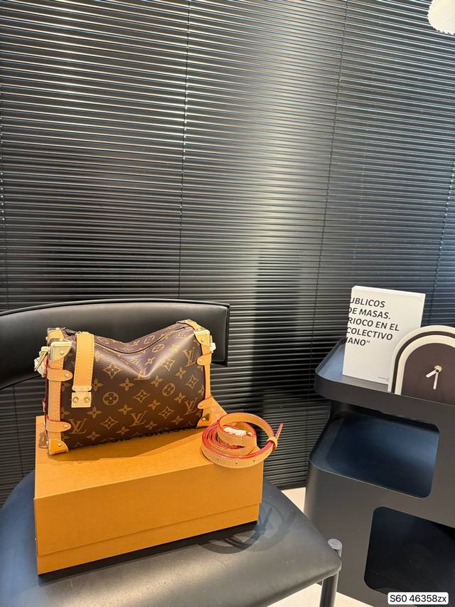 配飞机盒折叠盒子 原版复刻 全钢五金 Lv小箱子 谷爱凌同款 春夏秀款 可手提 可斜挎 宽肩带不要太好看！ 尺寸：24 16 货号46358Zx