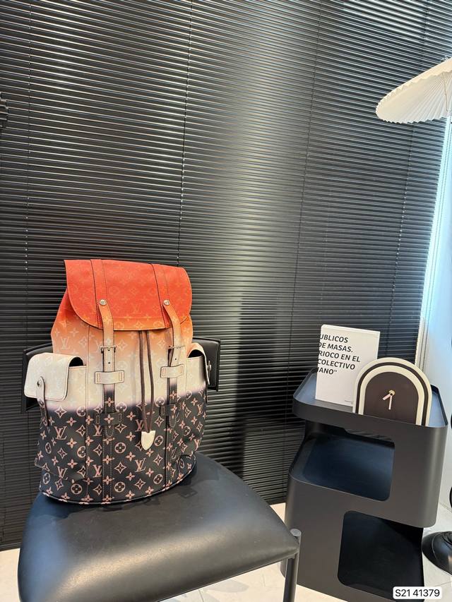 Lv双肩包出货 超级耐磨 超级实用的款式 内衬带Logo. 原版电镀五金带Logo 这个包包的容量也很大 满足你出行的所有需求 必备的都可以装下 真的是很Nic