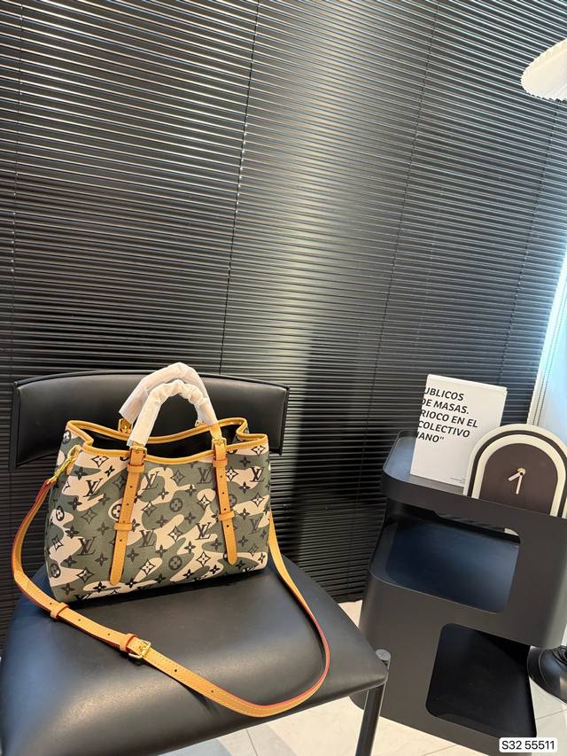 早秋系列Lv迷彩托特包，这个包也巨美呀！我真的太喜欢这种风格了~ 超可爱一眼心动 包包容量很大 满足日常，都可以同时容纳的 ，万能百搭 不同风格都可以Hold住