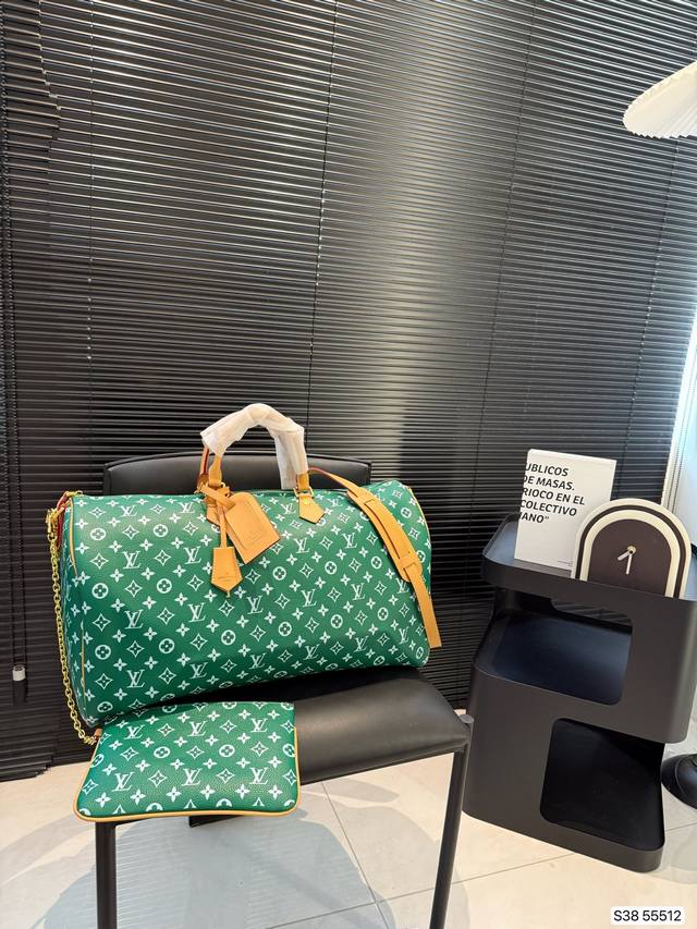 Lv旅行袋 非常具有设计感 简约又精致，细节满满 无论是长途旅行，还是短途郊游，都是超实用的时尚搭配哦！尺寸：50 28 货号55512