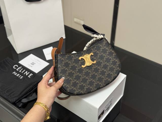 配盒 Size：23*13Cm Celine Tilly 好看又好用的包 2025新款小可爱Tilly 复古性感百搭小包 赛琳不容错过！！ 牛皮皮质