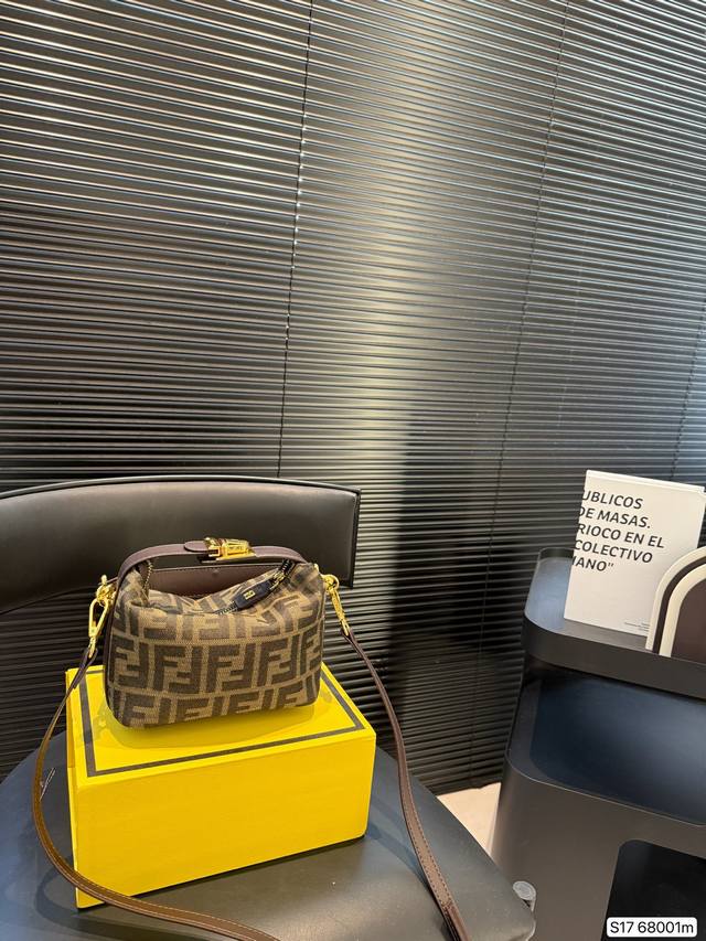 配折叠盒子 芬迪饭盒包.春夏新款 Hobo手袋，结合了19手袋元素，手拿 腋下 单肩斜挎多用用法，不容错过小桶Bag，满满的实用容量首选，这样的包包 实在太喜欢