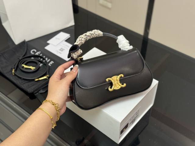 配折叠盒 Size:22*12Cm Celine 超美腋下包 凯旋门 升级版 重新出货 复古性感百搭小包 赛琳不容错过!! 牛皮皮质 这个冬天您离不开它! 配折叠盒 Size:22*12Cm Celine 超美腋下包 凯旋门 升级版 重新出货 复古性感百搭小包 赛琳不容错过!! 牛皮皮质 这个冬天您离不开它!