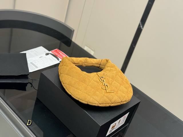 配盒 Ysl Calypso Hobo｜情绪黑金 复古月牙包型 慵懒又高级 圣罗兰刚好装下口红 手机 卡包， 出街轻便不撞款 哑光牛皮 耐磨耐造，随便一挎就是法