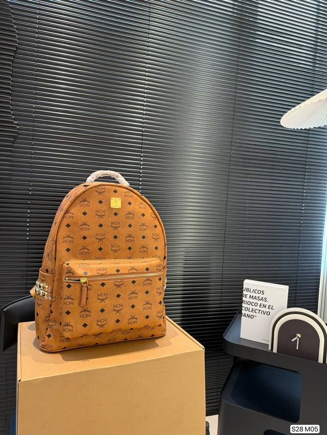 大号 配盒子 升级版Mcm双肩包 巧妙的丝印效果， 立体而自然， 以中轴为对称中心线的上线倒向对称，十分完整完美，尤其包型 超有弧度感的！ 尺寸大号33 40