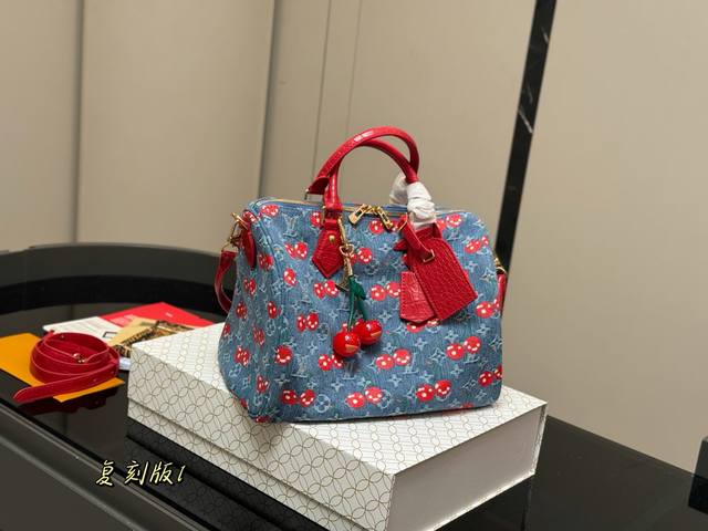 配折叠盒飞机盒 Lv X Takashi Murakami 村上隆 联名款 Seedy Soft 30 樱桃系列 丹宁牛仔布 枕头包单肩斜挎手提包 真的惊艳到！