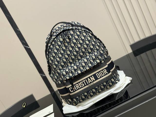 原版 迪奥 爆款双肩出货 新款 男女背都好看 作为一只合格的双肩包 一定要好看 舒适 耐造 背包比较大 远途旅行带它准没错 也是学生党的最佳选择 超级实用 再适 原版 迪奥 爆款双肩出货 新款 男女背都好看 作为一只合格的双肩包 一定要好看 舒适 耐造 背包比较大 远途旅行带它准没错 也是学生党的最佳选择 超级实用 再适