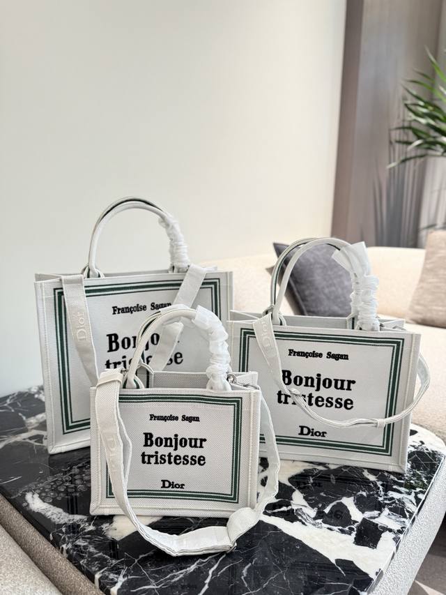 Dior新款 Totejonathan Anderson的书单 Jonathan Anderson的Dior首秀展，新推出的Dior 二零二六夏季系列Book