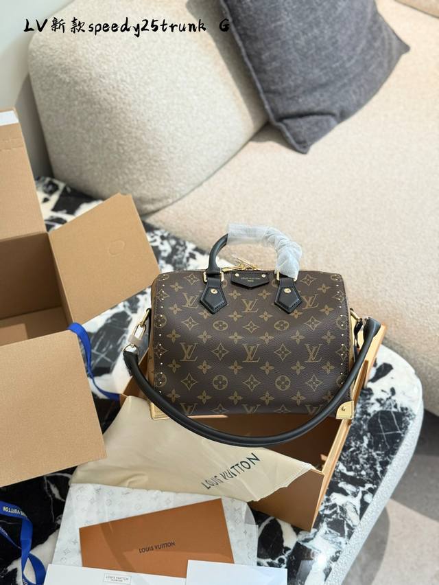 Lv Speedy Trunk 25她终于来了 之前就预测会出一款25大小的Sp Trunk 这不，她水灵灵的出现了？ 期待拎上这抹经典[买爆R][哇R]双盒包