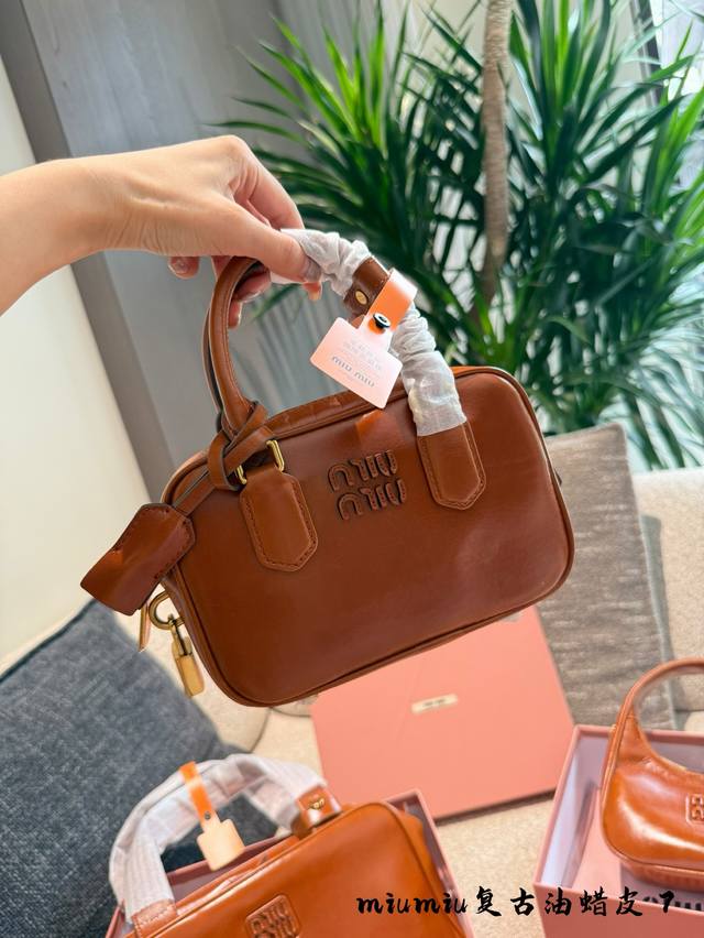 Miu Miu2025秋冬又杀疯了 感受复古性感暴击 Miu Miu 2025秋冬系列，把复古淑女和叛逆少女揉碎了重组，Miu里Miu气实在好看。