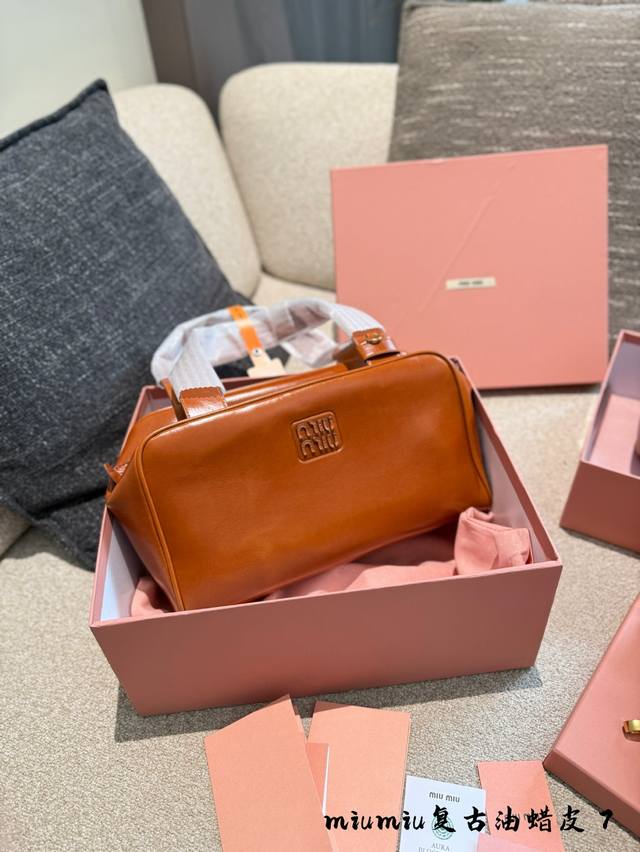 Miu Miu2025秋冬又杀疯了 感受复古性感暴击 Miu Miu 2025秋冬系列,把复古淑女和叛逆少女揉碎了重组,Miu里Miu气实在好看。 Miu Miu2025秋冬又杀疯了 感受复古性感暴击 Miu Miu 2025秋冬系列,把复古淑女和叛逆少女揉碎了重组,Miu里Miu气实在好看。