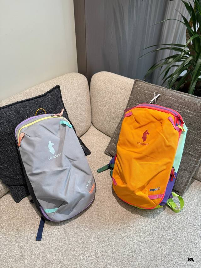羊驼包Cotopaxi Allpa 20L，这个尺寸是刚刚好符合Ryanair变态随身包尺寸的，旅行箱式开合，打算出差，或者是3-4天的短途旅行用。配色好看，很