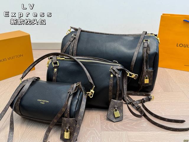 Lv路易威登新款 Express枕头包 配有可拆卸肩带自由转换 手提,肩背或斜挎等各种造型背法 极具松弛感 上身效果时髦好看 尺寸45 25 30 18 25 Lv路易威登新款 Express枕头包 配有可拆卸肩带自由转换 手提,肩背或斜挎等各种造型背法 极具松弛感 上身效果时髦好看 尺寸45 25 30 18 25