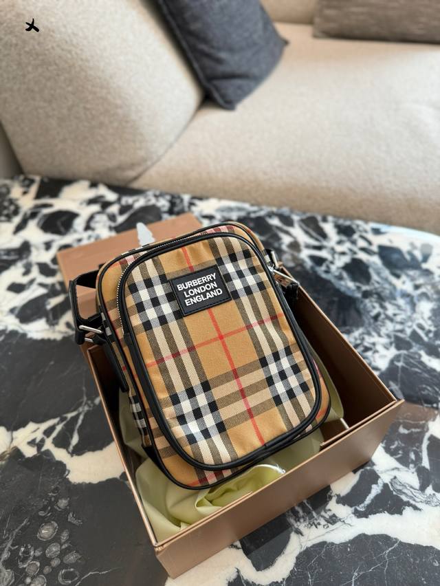 酷酷的Burberry相机包 今日分享~经典巴宝莉老花8相机包 Burberry 采用了字母的装饰风格。 看起来十分时尚且年轻。 包体尼龙材质, 具有防水更能, 酷酷的Burberry相机包 今日分享~经典巴宝莉老花8相机包 Burberry 采用了字母的装饰风格。 看起来十分时尚且年轻。 包体尼龙材质, 具有防水更能,