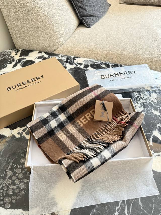 种草了 Burberry新款冬季穿搭围巾 纯羊绒打造此款Ff披风是Fendi芬迪秋冬限量新款可以用为 造型功能很强大 工艺难度非 披肩斗篷连帽设计常大 整体也很 种草了 Burberry新款冬季穿搭围巾 纯羊绒打造此款Ff披风是Fendi芬迪秋冬限量新款可以用为 造型功能很强大 工艺难度非 披肩斗篷连帽设计常大 整体也很