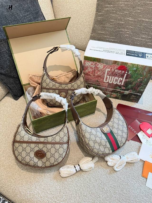 配镜子 Gucci新款腋下包 月牙包太适合搭配裙子啦~ 每到夏天腋下包就会成趋势# 容量也正合适，作为一只Mini包算是很有用啦~手感也， 是极好太满意啦 #G