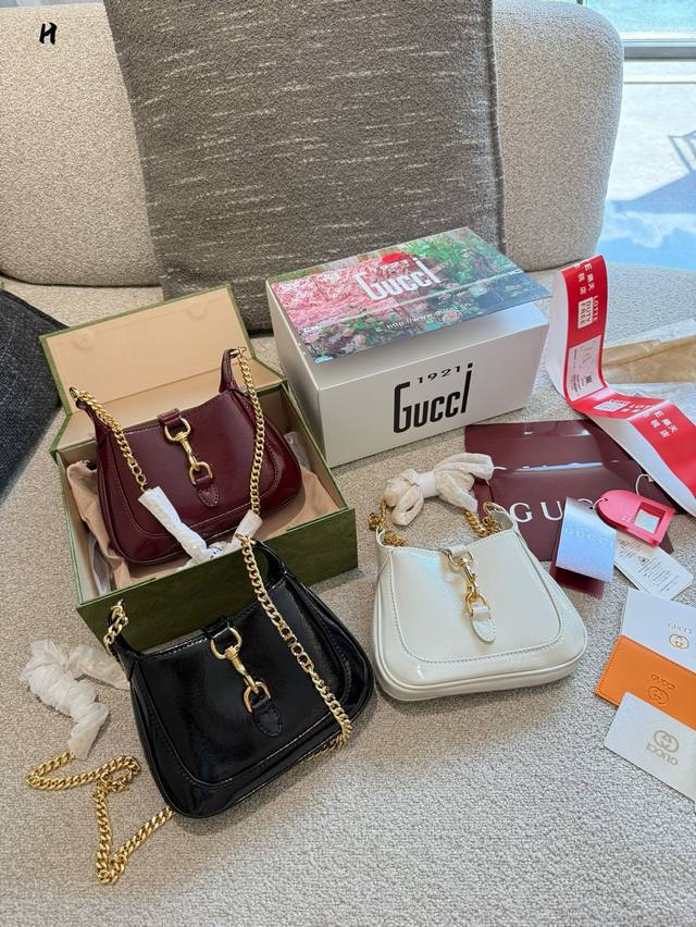 Gucci油蜡皮 古奇Jackie 1961 全新Jackienotte手袋由品牌创作总监Sabatode Sarno设计。它生动展现了品牌经典Jackie系列