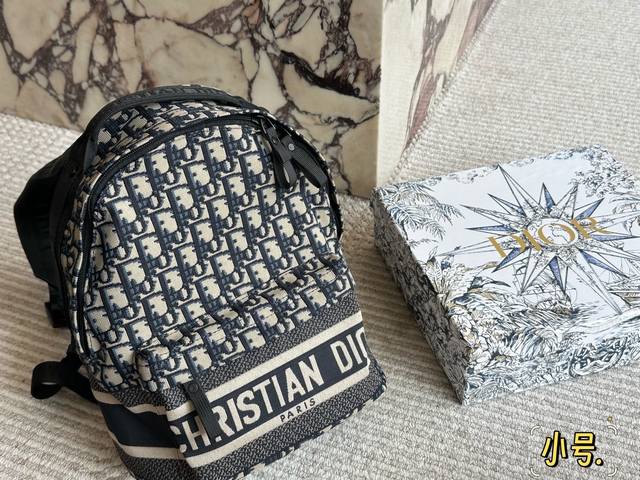 配盒 五一小长假旅行 Size:32*24Cm D家 老花款双肩包 一款背起来超舒服的它 可可爱爱! 黑色和海军蓝Oblique图案绣线 有质感! 搜索 Dio 配盒 五一小长假旅行 Size:32*24Cm D家 老花款双肩包 一款背起来超舒服的它 可可爱爱! 黑色和海军蓝Oblique图案绣线 有质感! 搜索 Dio