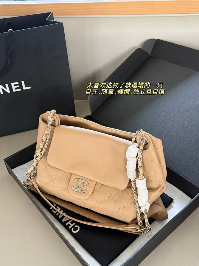 配盒 Size：27*25Cm 心心念念的Chanel中古流浪包终于到手了 小香 中古元宝包 太喜欢这款了软塌塌的一只 自在、随意、慵懒、独立且自信的它