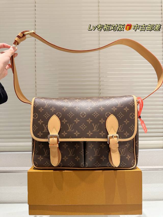 大号 配盒尺寸33*25 Lv中古邮差包 双眼扣的设计几乎绝版了 上身自带复古感 不管是男生还是女生背 都超好看 全原始成色！很难得