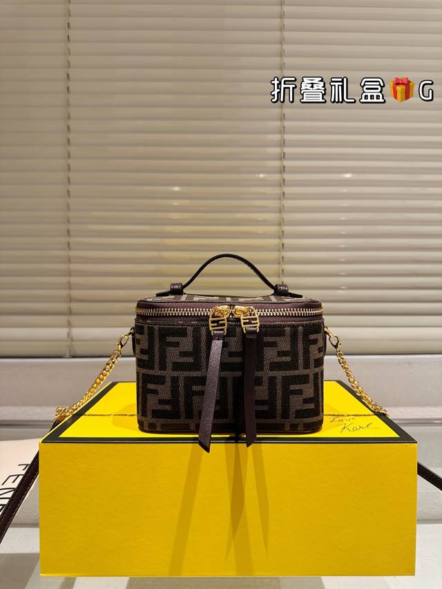 配礼盒 Size:16.11 Fendi芬迪 盒子包 包身饱满,设计简单 当它不填充的时候是可以有松软的Hobo效果 而当你把它装满它又呈现出很有形的便当包状态 配礼盒 Size:16.11 Fendi芬迪 盒子包 包身饱满,设计简单 当它不填充的时候是可以有松软的Hobo效果 而当你把它装满它又呈现出很有形的便当包状态