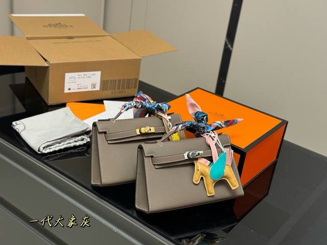 手掌纹 配折叠盒飞机盒 尺寸：22.13Cm 爱马仕 凯莉Kelly一代 尺寸刚刚好！ 真的太太太太好看 头层牛皮 包包特别又质感！