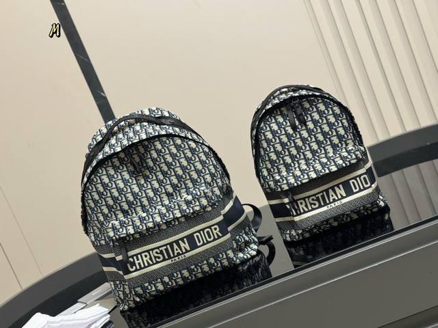 配礼盒 迪奥 爆款双肩出货 新款 男女背都好看 作为一只合格的双肩包 一定要好看 舒适 耐造 背包比较大 远途旅行带它准没错 也是学生党的最佳选择 超级实用 再