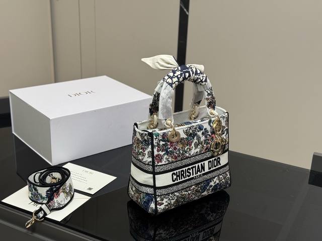 配折叠盒 Size：24*20Cm 迪奥 刺绣戴妃包 现代休闲且优雅 刺绣宽肩带 特别！特别！！！
