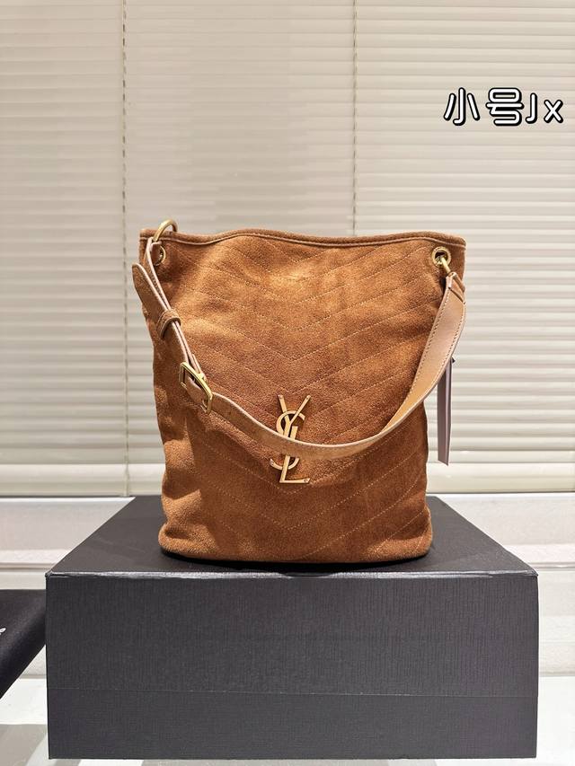 小 Ysl Niki 麂皮水桶包 太好啦 是Niki水桶包 #圣罗兰 #Ysl #麂皮 #大牌 小号高30㎝口30㎝ 底23.5㎝10㎝ 配盒子 小 Ysl Niki 麂皮水桶包 太好啦 是Niki水桶包 #圣罗兰 #Ysl #麂皮 #大牌 小号高30㎝口30㎝ 底23.5㎝10㎝ 配盒子