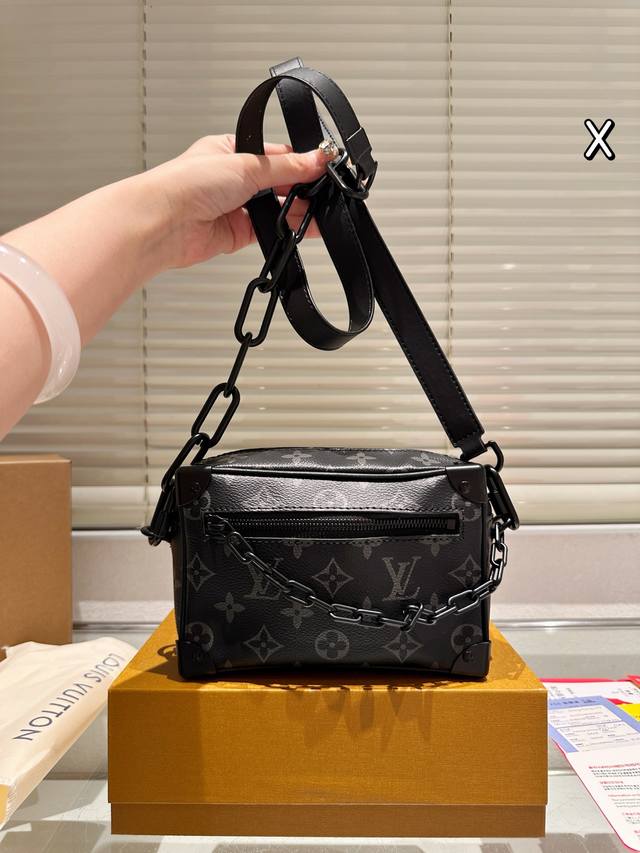 Lv最新款Steamer,小盒子 Iv新款Steamer小盒子 纯牛皮非常有质感 男女背都上身无敌,关键是能放下手机日常出门妥妥滴 18.12 全套礼盒包装 Lv最新款Steamer,小盒子 Iv新款Steamer小盒子 纯牛皮非常有质感 男女背都上身无敌,关键是能放下手机日常出门妥妥滴 18.12 全套礼盒包装