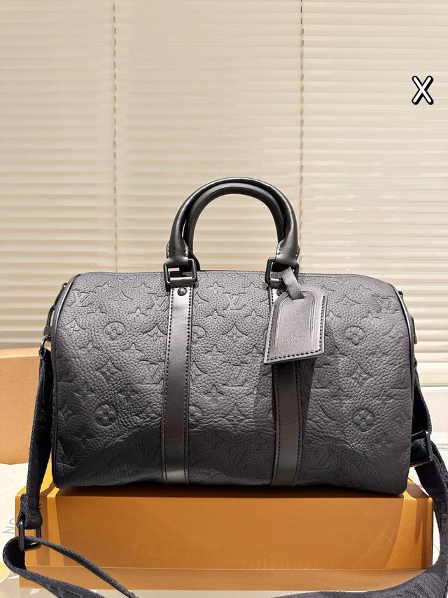 配折叠盒 尺寸:35Cm Lv Keepall 新品枕头包 简直长在我的心头。 男女同款!!!! 男盆友的新包 配折叠盒 尺寸:35Cm Lv Keepall 新品枕头包 简直长在我的心头。 男女同款!!!! 男盆友的新包