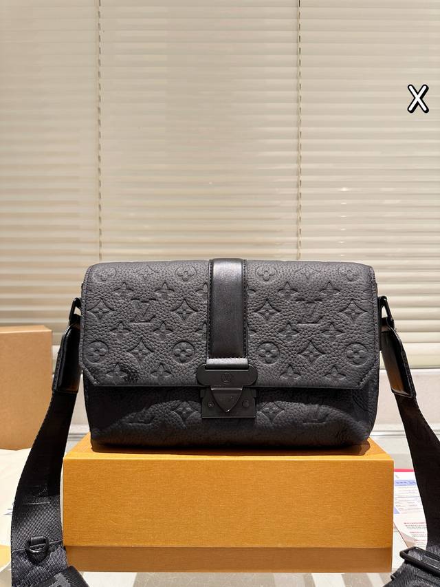 男包分享Lv 单肩包 目路易威登Louisvuitton比起非常火。的双扣邮差包这一款Lv男士单肩包可以说非常低调了國 尺寸: District Pm 老花的，