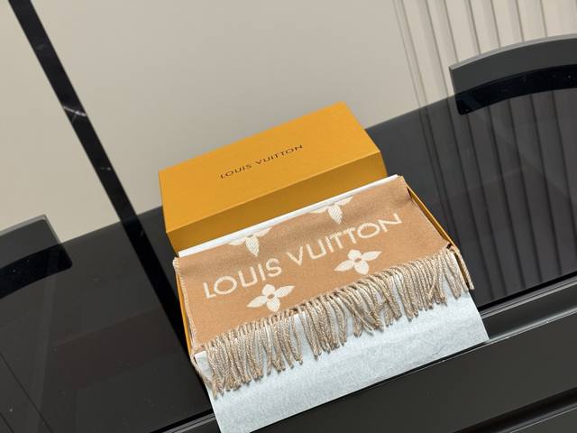 配盒 Size：170*35Cm Lv Fw新增双面围巾都好美！ 100%羊毛 特别温柔， 适合每个软软嫩嫩的女生。 质感超舒服 一点也不扎 高品质 非市场差货