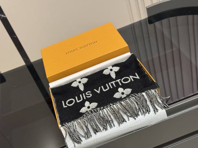 配盒 Size：170*35Cm Lv Fw新增双面围巾都好美！ 100%羊毛 特别温柔， 适合每个软软嫩嫩的女生。 质感超舒服 一点也不扎 高品质 非市场差货