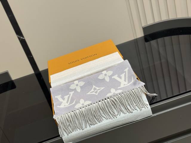 配盒 Size：170*35Cm Lv Fw新增双面围巾都好美！ 100%羊毛 特别温柔， 适合每个软软嫩嫩的女生。 质感超舒服 一点也不扎 高品质 非市场差货