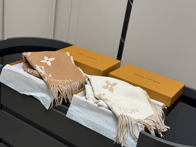 配盒 原单羊绒 降温 Size:180*45Cm Lv 百分百羊绒围巾 温柔可爱又暖和 是见过最好搭配的围巾 无敌好卖的一款 配盒 原单羊绒 降温 Size:180*45Cm Lv 百分百羊绒围巾 温柔可爱又暖和 是见过最好搭配的围巾 无敌好卖的一款