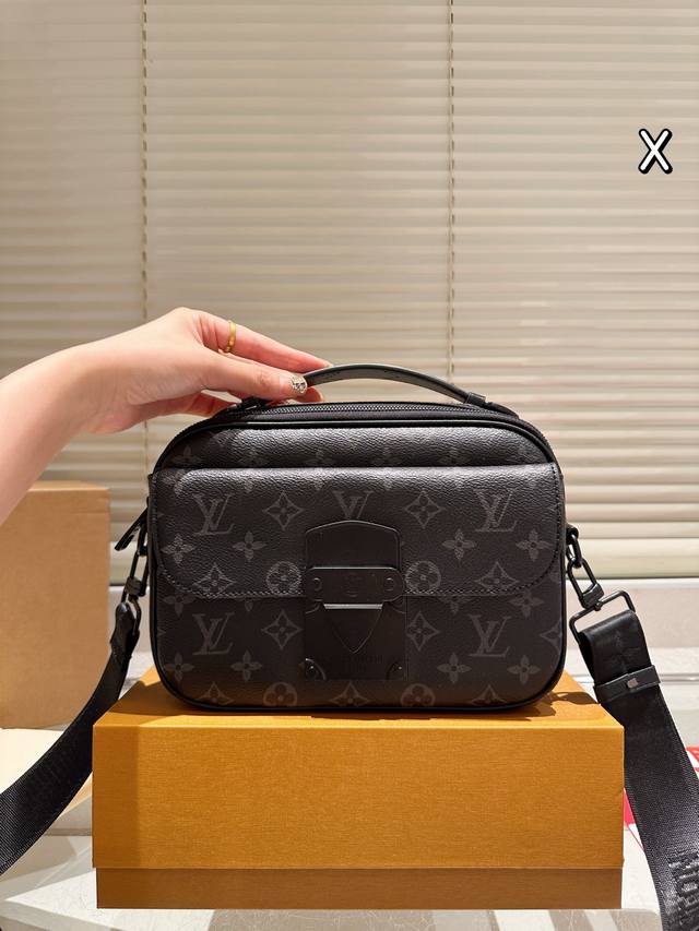 压花 黑花 Lv Slock新款男生包包 Iv最新一季又出了很多老花男包我可太爱老花了买到就，是赚到。拿到手的实物比照片好看。 Iv Slocksling，老花