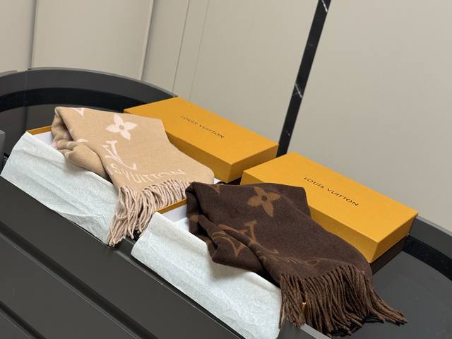 配盒 原单羊绒 降温 Size：180*45Cm Lv 百分百羊绒围巾 温柔可爱又暖和 是见过最好搭配的围巾 无敌好卖的一款