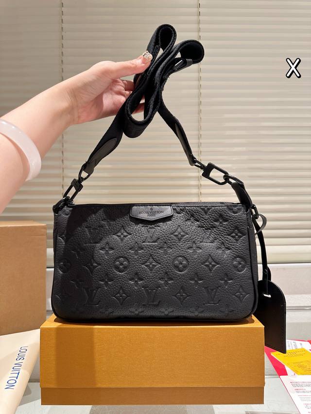 配礼盒 男包分享Lv 单肩包 目路易威登Louisvuitton比起非常火一款包这一款Lv男士单肩包可以说非常低调了國 材质:经典帆布 尺寸: District