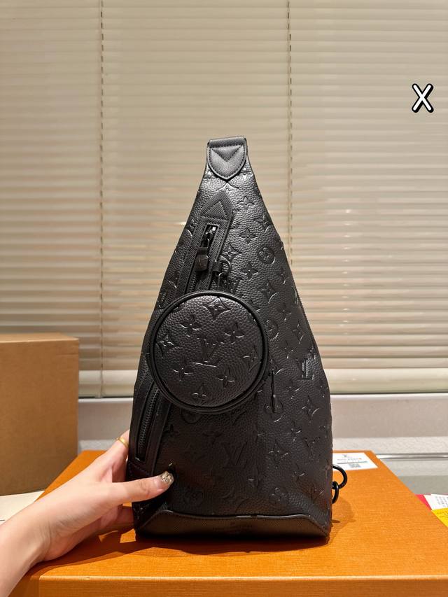 Lv胸包送男朋友专属酷酷酷 此款Discovery腰包由Monogram Eclipse帆布制成,兼具休闲时尚气质与现代功能性。造型符合人体工学原理，并配有可调