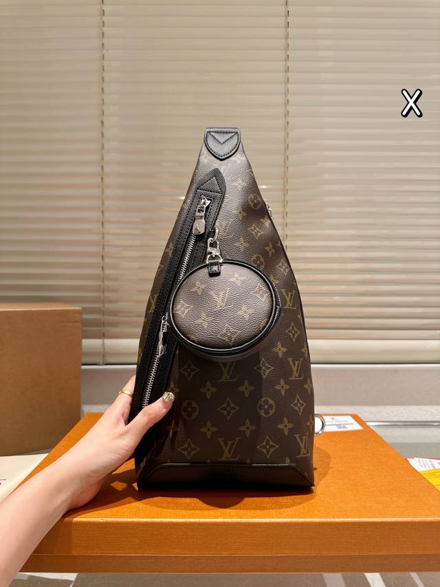 Lv胸包送男朋友专属酷酷酷 此款Discovery腰包由Monogram Eclipse帆布制成,兼具休闲时尚气质与现代功能性。造型符合人体工学原理，并配有可调