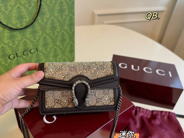 折叠盒 Size：18×11 Gucci 古驰水钻酒神链条包 优雅和实用并存的酒神包 包身挺括，不易变形 风格经典复古，时尚度分