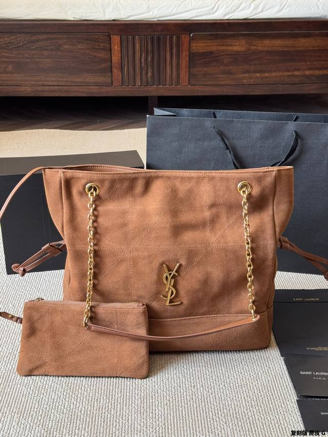 复刻版 麂皮 Ysl 圣罗兰｜Jamie Shopping Bag麂皮福袋 这个款式热度很高，黑金配色高级，包型时尚，容量足够，万物可装，坚版包型上身修长身形，