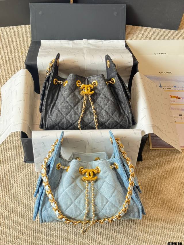 原版布 Mini Chanel 25S 浅蓝色牛仔布Hobo 小香Chanel 丹宁牛仔刺绣购物袋出货，超级柔软，亲肤感特别好！内里采用同质量牛仔布料！超级好物